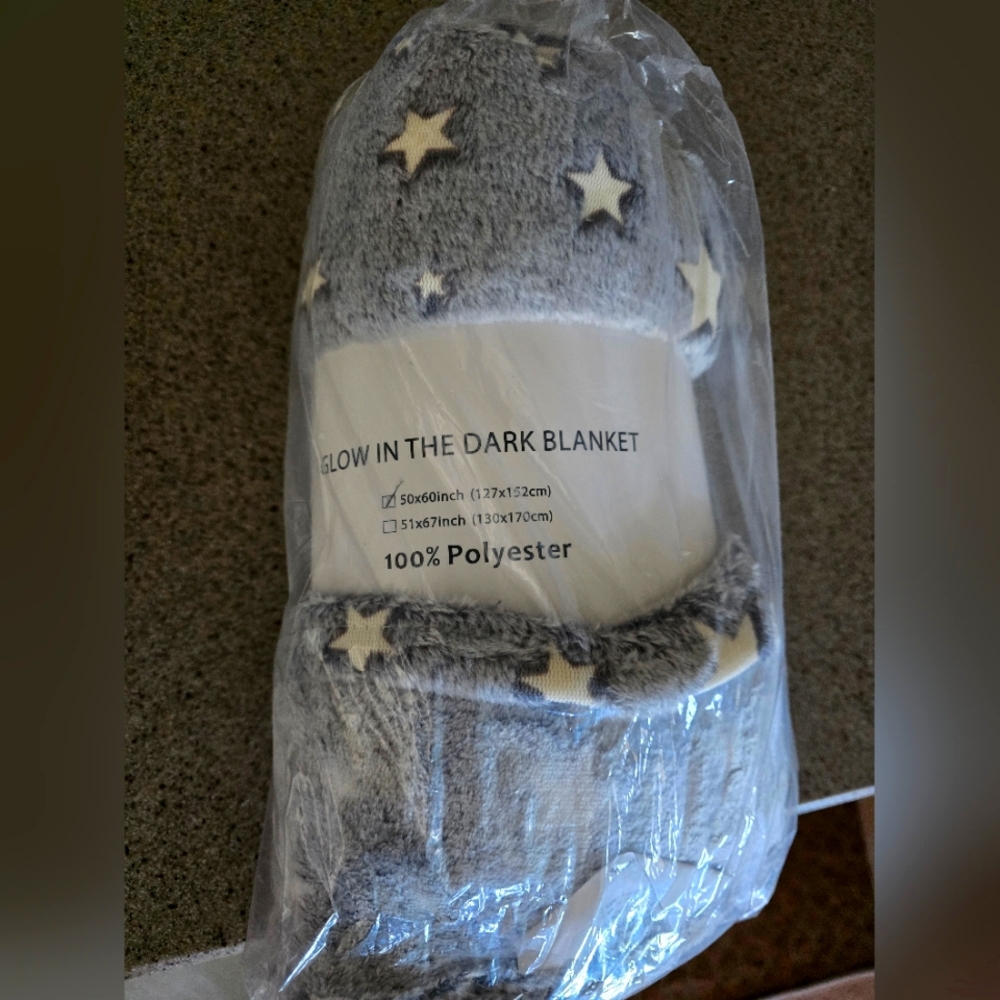 NEW Childrens Glow In The Dark Throw Blanket